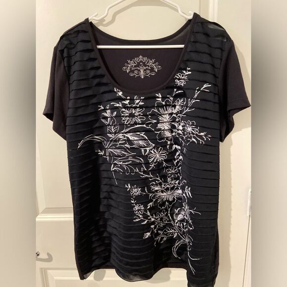 Black layered t-shirt with white floral graphics - Picture 1 of 5